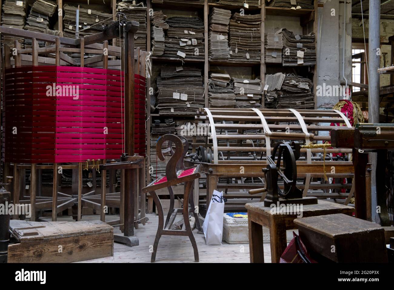 Tradizionale laboratorio tessitori Bevilacqua, le donne lavorano su tessiture in legno d'epoca, producendo tessuti di lusso, a Venezia dal 1875 . Foto Stock