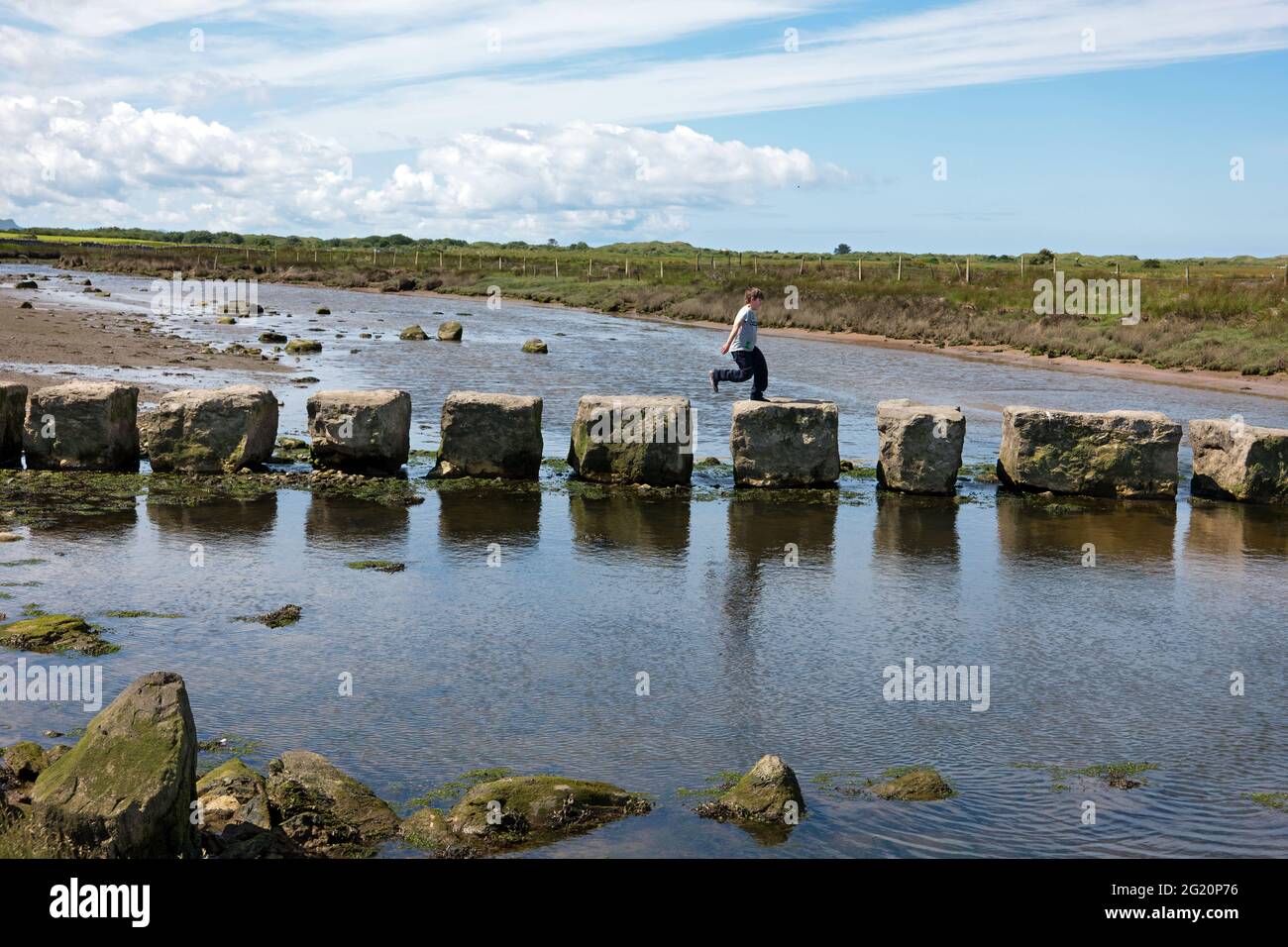 Le pietre rhuddgaer o Giant's Stepping attraversano il fiume Braint vicino a Newborough sull'Isola di Anglesey, Galles. Sono grandi blocchi di pietra calcarea. Foto Stock