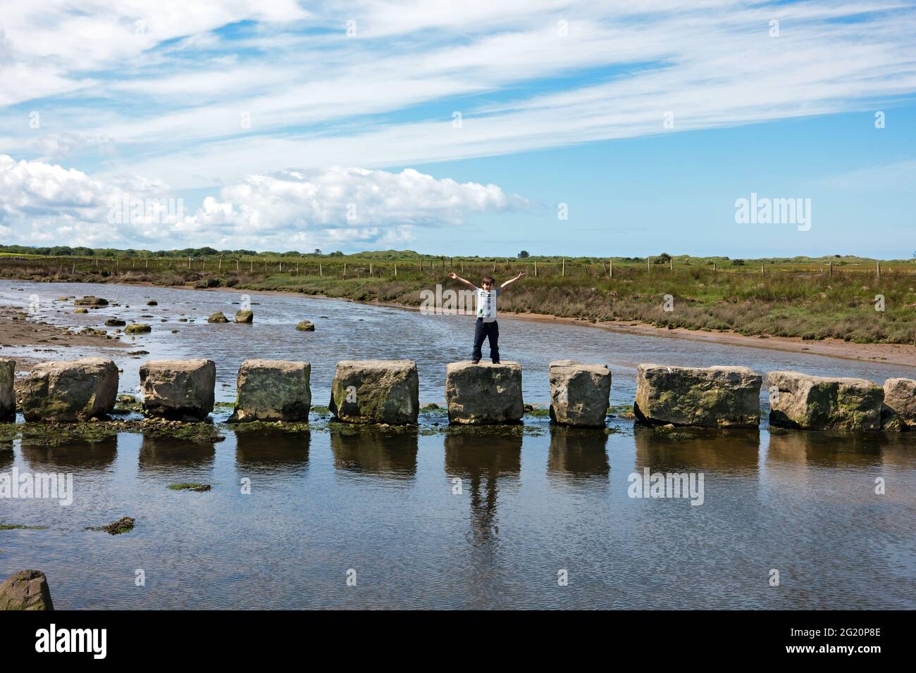 Le pietre rhuddgaer o Giant's Stepping attraversano il fiume Braint vicino a Newborough sull'Isola di Anglesey, Galles. Sono grandi blocchi di pietra calcarea. Foto Stock