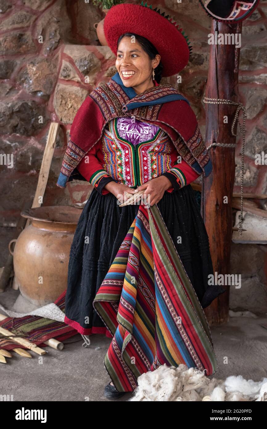 Abito tradizionale peruviano immagini e fotografie stock ad alta  risoluzione - Alamy