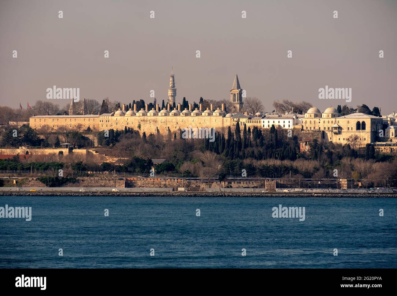 Vista dalla costa di Sarayburnu, la penisola storica e le cupole del Palazzo Topkapi a Istanbul Foto Stock