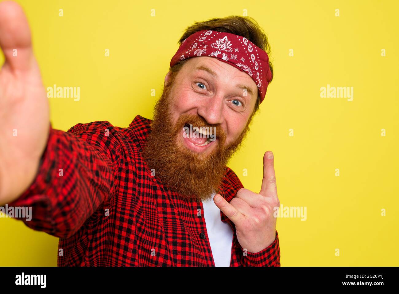 Uomo felice con barba e bandana in testa Foto stock - Alamy
