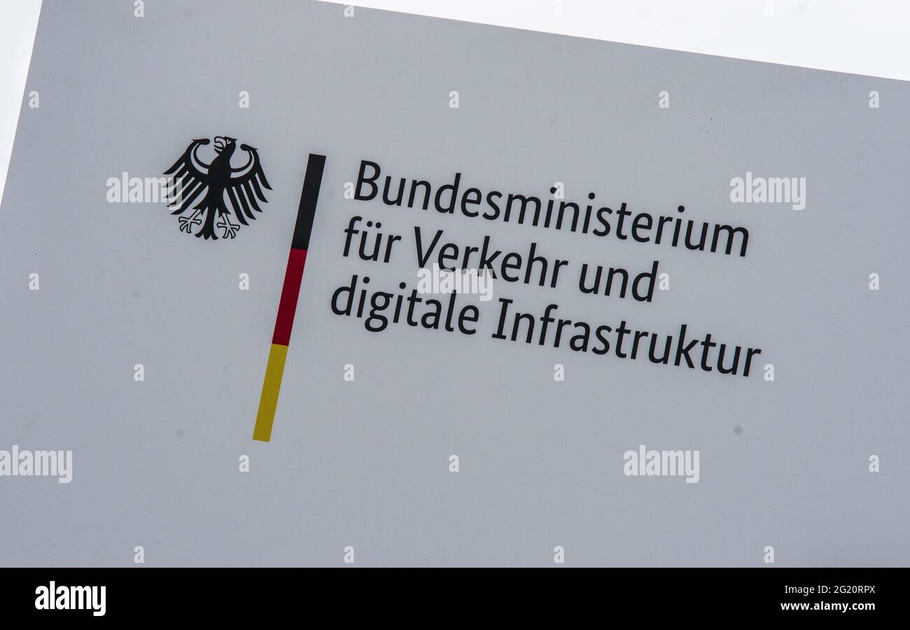 Monaco, Baviera, Germania. 7 Giugno 2021. Alla presenza di ofÂ Â Bundesminister fÃ¼r Verkehr und digitale Infrastruktur Andreas Scheuer il Dr. Sigrid Nikutta e i dipendenti della DB hanno mostrato nuovi progressi nella lavorazione del carico ferroviario (Schienverkehr) in Germania.Â con il nome del programma ''Zukunft Schienengueterverkehr'' (il futuro del trasporto ferroviario merci) La Germania spera di rimuovere più carico dalle carreggiate e di inserirli in una rete di trasporto ferroviario più recente e avanzata, progettata per elaborare più articoli a velocità più elevate che mai. Credit: Sachelle Babbar/ZUMA Wire/Alamy Live News Foto Stock