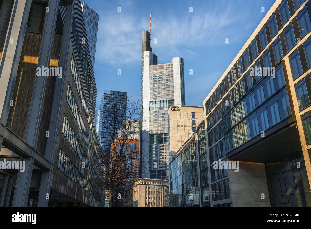 Edifici moderni nel quartiere finanziario di Francoforte con la Torre Commerzbank - Francoforte, Germania Foto Stock