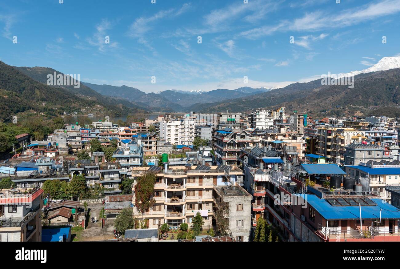 Paesaggio urbano di Pokhara con la catena montuosa dell'Annapurna coperta di neve nel Nepal centrale, in Asia Foto Stock