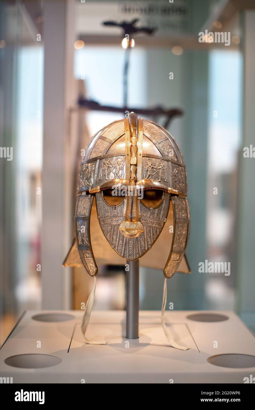 Una replica del casco Sutton Hoo, il British Museum, Londra UK Foto Stock