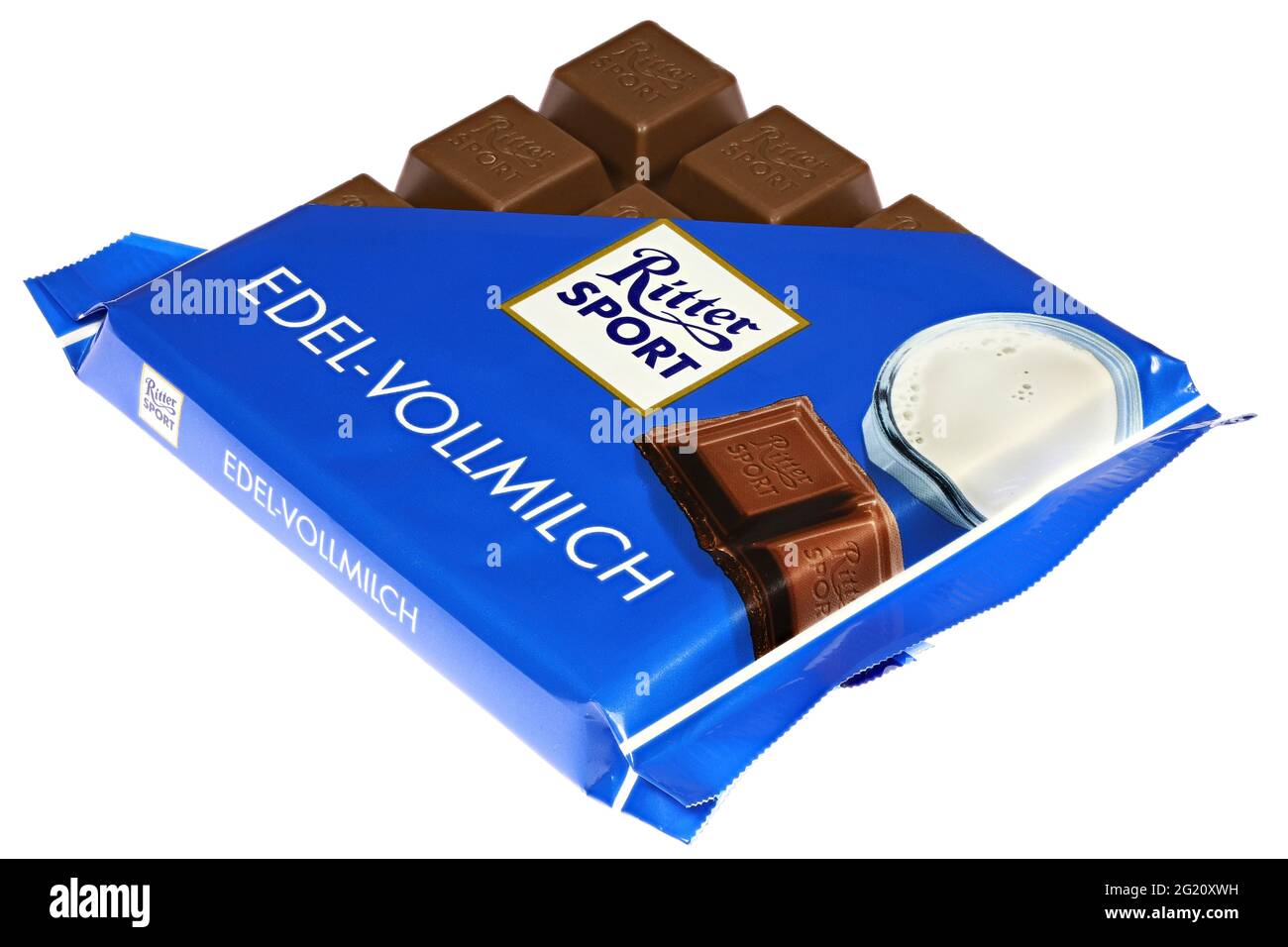 Ritter Sport barretta di cioccolato al latte intero isolata su sfondo bianco Foto Stock