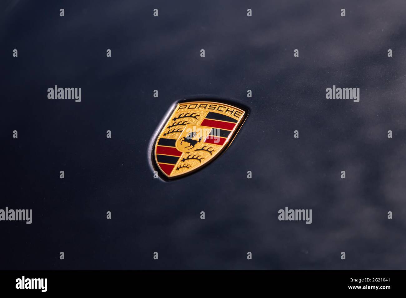 Logo Porsche sul cofano dell'auto Foto Stock