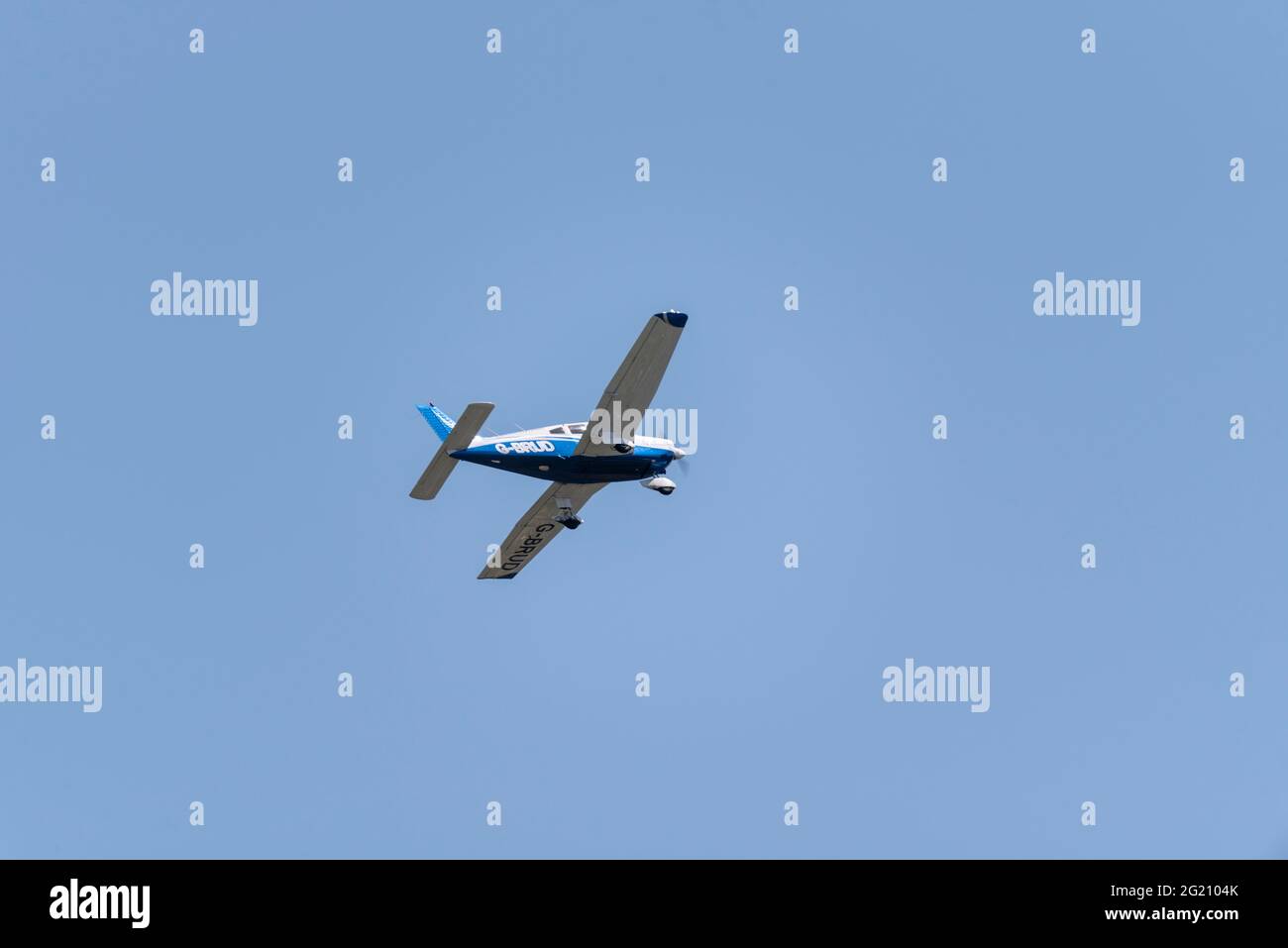 Piper PA 28 Cherokee Archer II aereo G-BRUD che vola in cielo azzurro sull'aeroporto di Londra Southend, Essex, Regno Unito. Svolta subito dopo il decollo. Tornitura, bancata Foto Stock