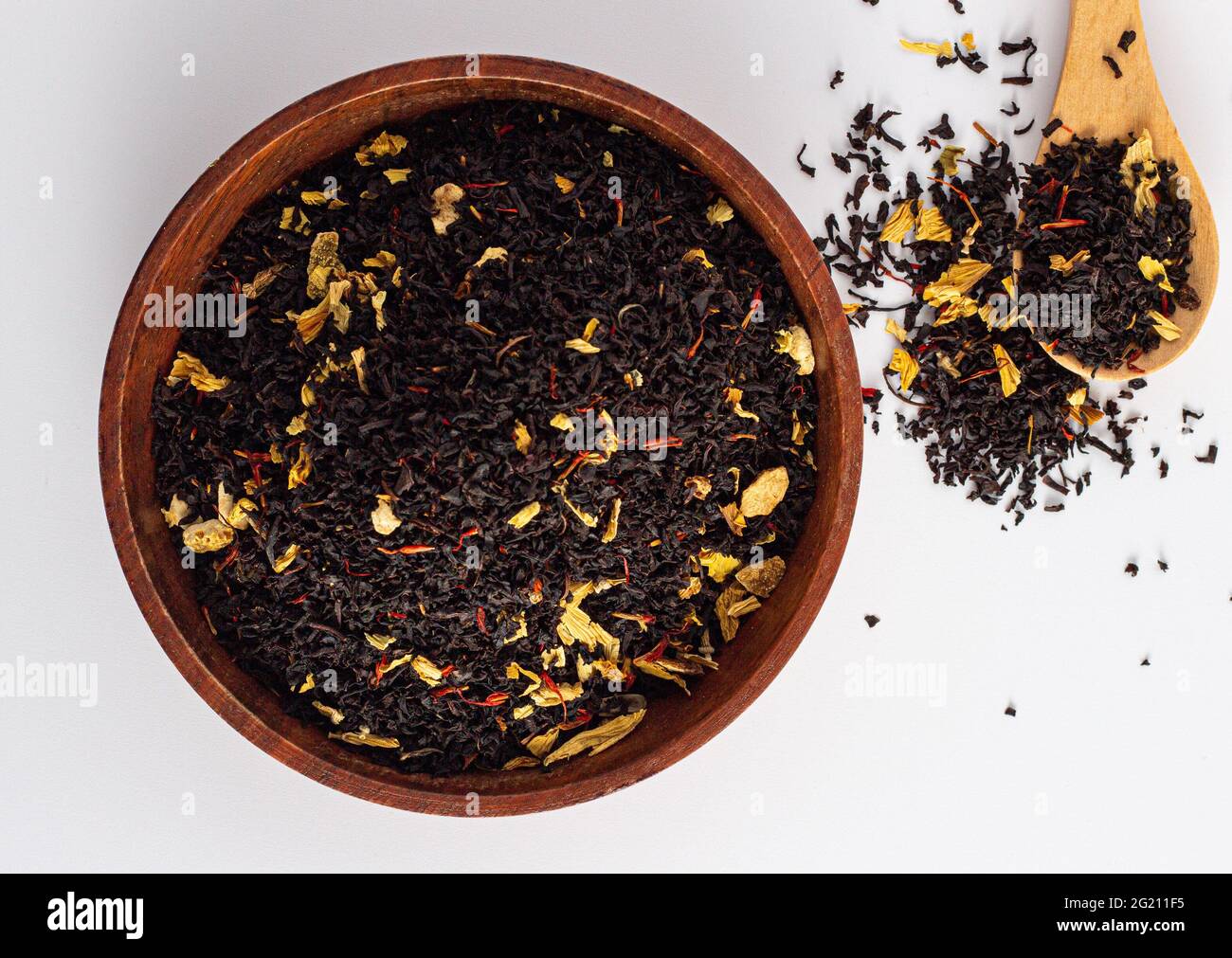 Tè nero aromatizzato con petali Foto Stock