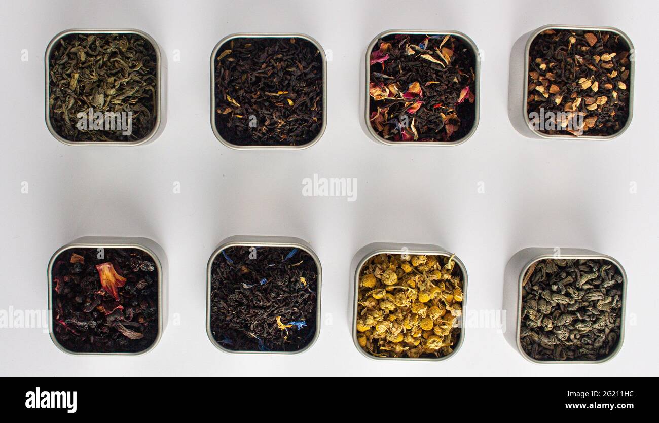Assortimento di foglie di tè essiccato in vasetti separati Foto Stock