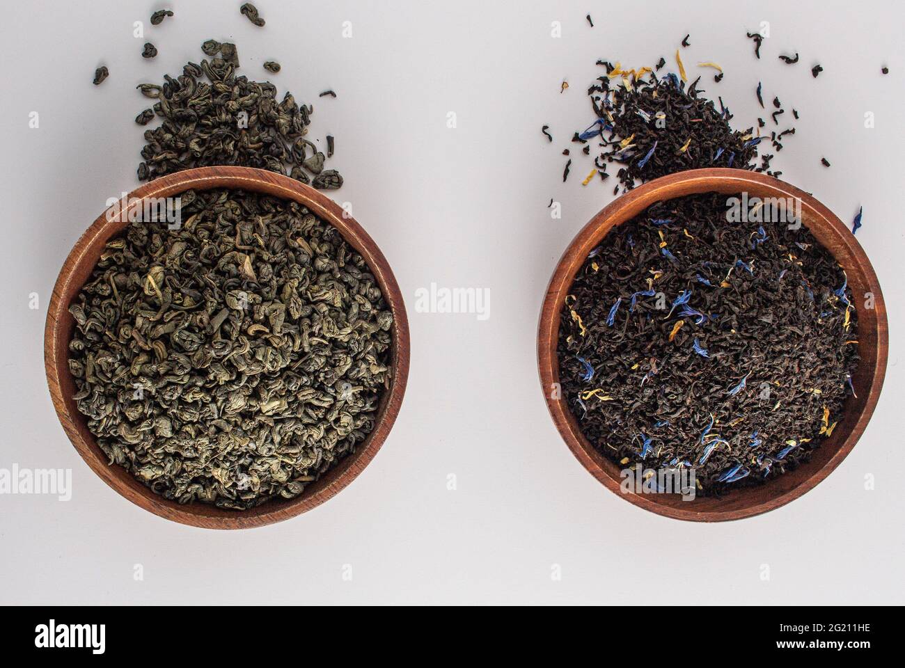 Tè verde polvere di gunpowder e tè grigio Earl foglie di ciotole di legno Foto Stock