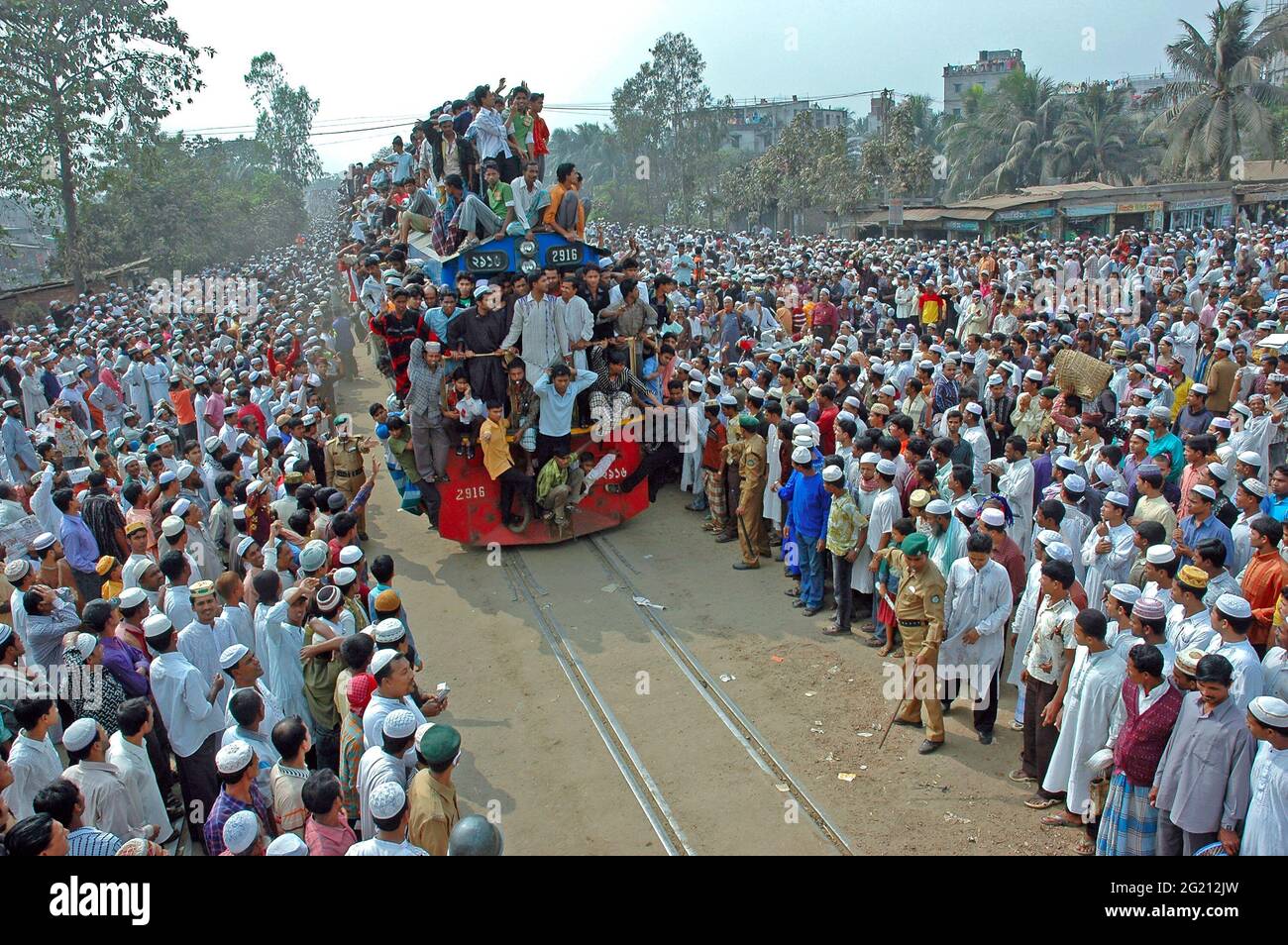 Migliaia di musulmani tornano a casa dopo l'annuale congregazione islamica "Bishwa Ijtema", tenuta dal fiume Turag, a Tongi, in Bangladesh. Quasi tre milioni di devoti musulmani hanno alzato le mani in preghiera durante il Bishwa Ijtema di quest’anno. È il secondo più grande raduno religioso musulmano del mondo. Bangladesh. 2007. Foto Stock