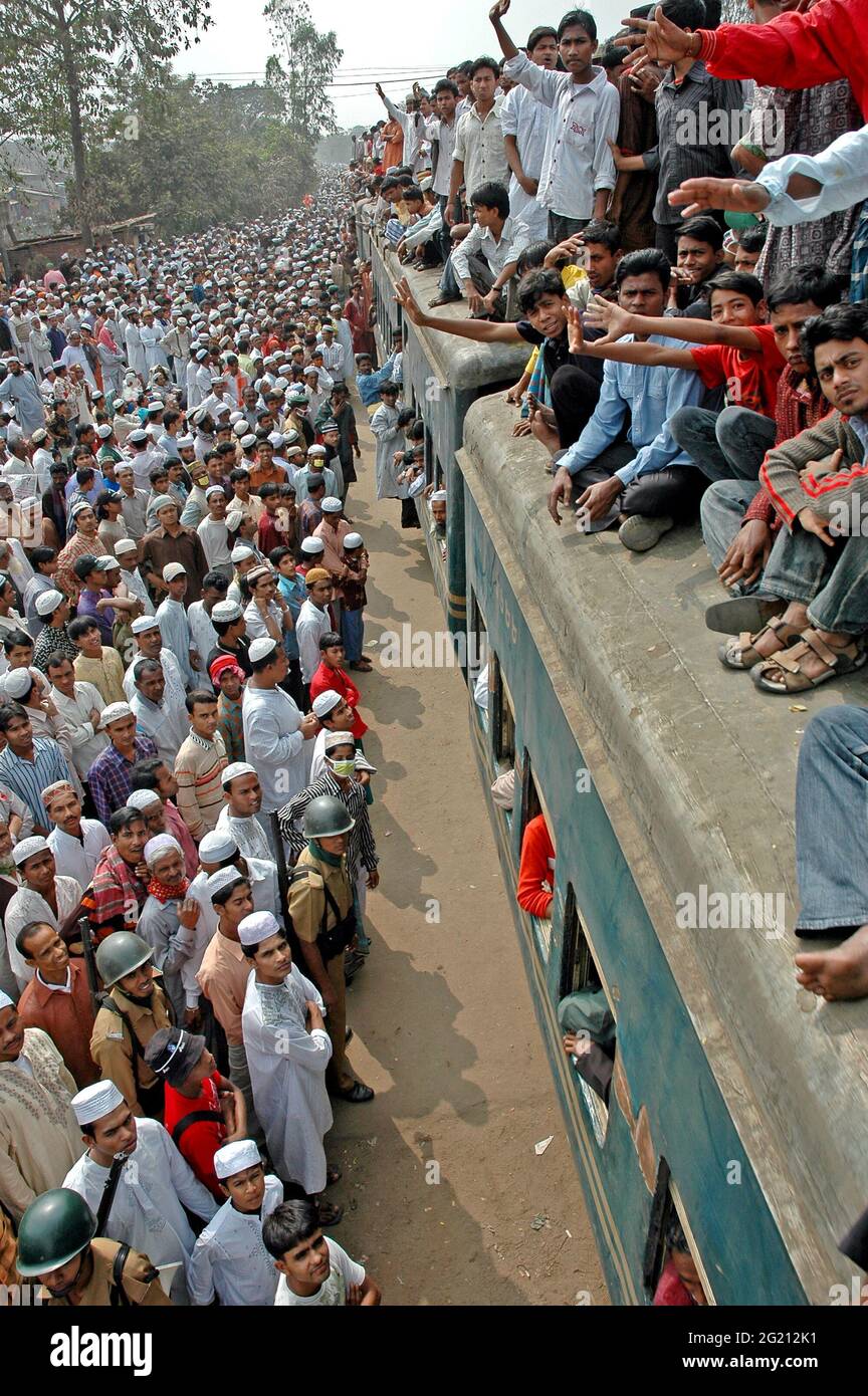 Migliaia di musulmani tornano a casa dopo l'annuale congregazione islamica "Bishwa Ijtema", tenuta dal fiume Turag, a Tongi, in Bangladesh. Quasi tre milioni di devoti musulmani hanno alzato le mani in preghiera durante il Bishwa Ijtema di quest’anno. È il secondo più grande raduno religioso musulmano del mondo. Bangladesh. 2007. Foto Stock