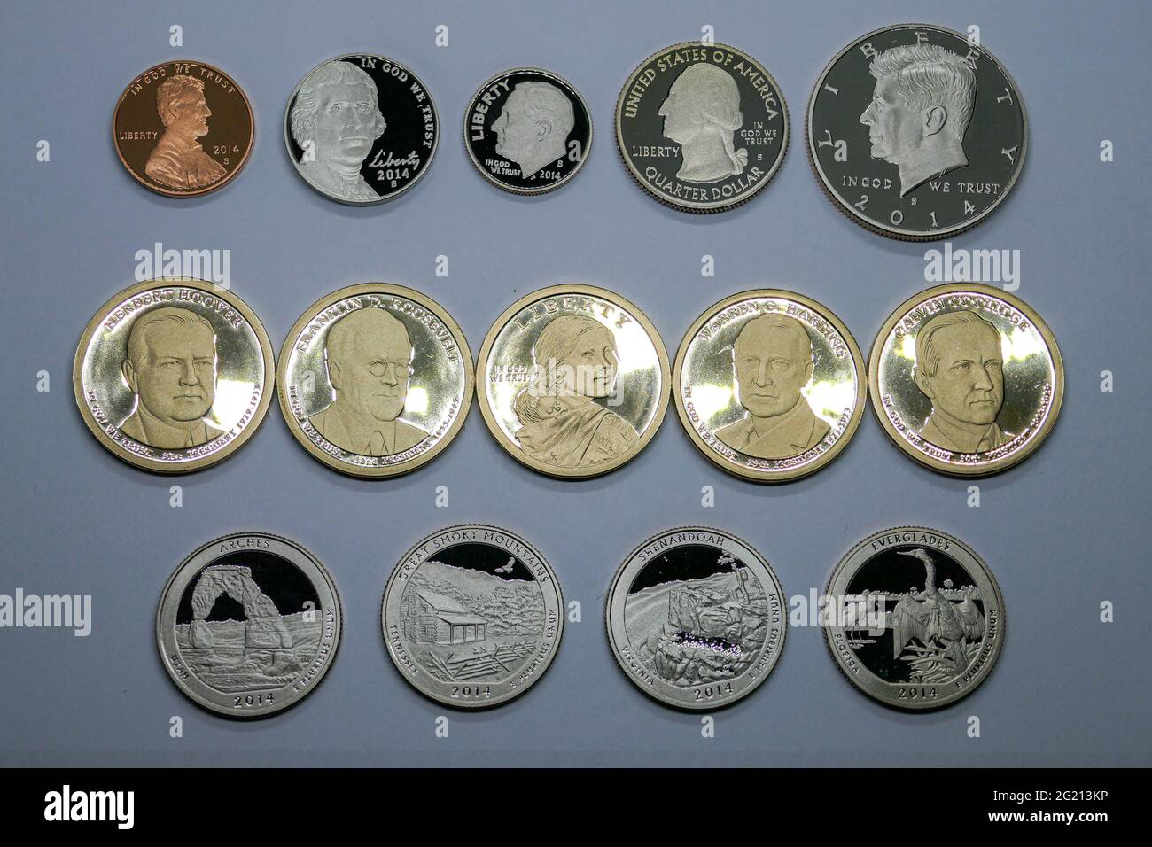 1, 5, 10. 50, 25 centesimi, monete da 1 dollaro. Finitura a specchio con texture ad alto rilievo. Foto Stock