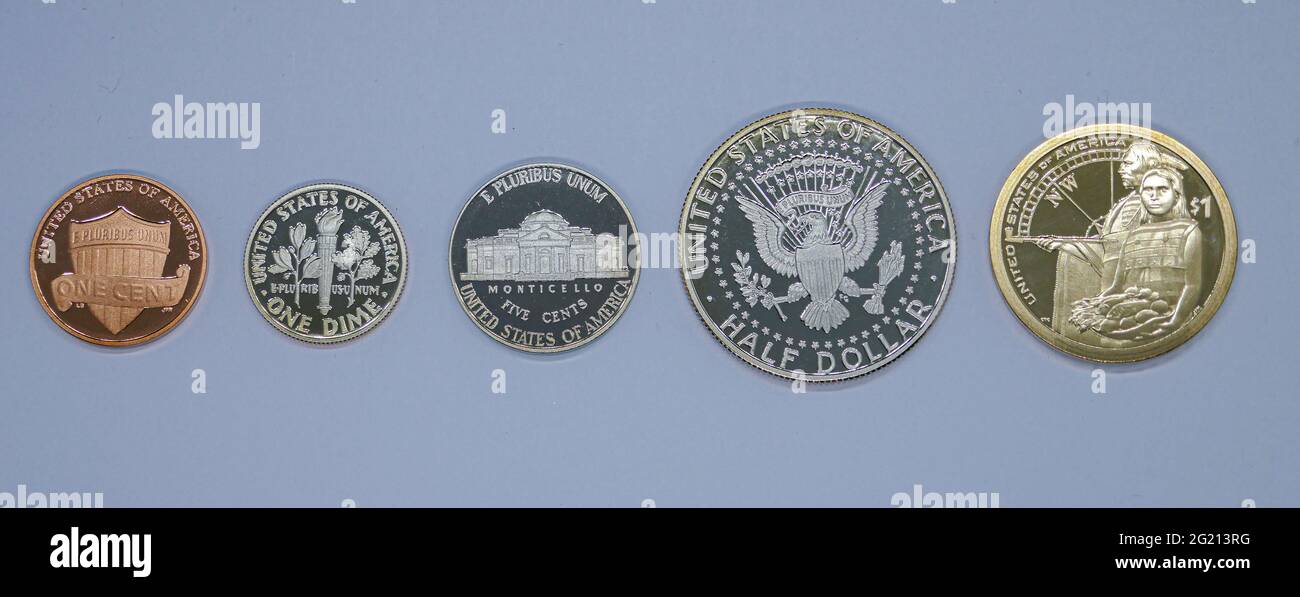 1, 5, 10. 50, 25 centesimi, monete da 1 dollaro. Finitura a specchio con texture ad alto rilievo. Foto Stock