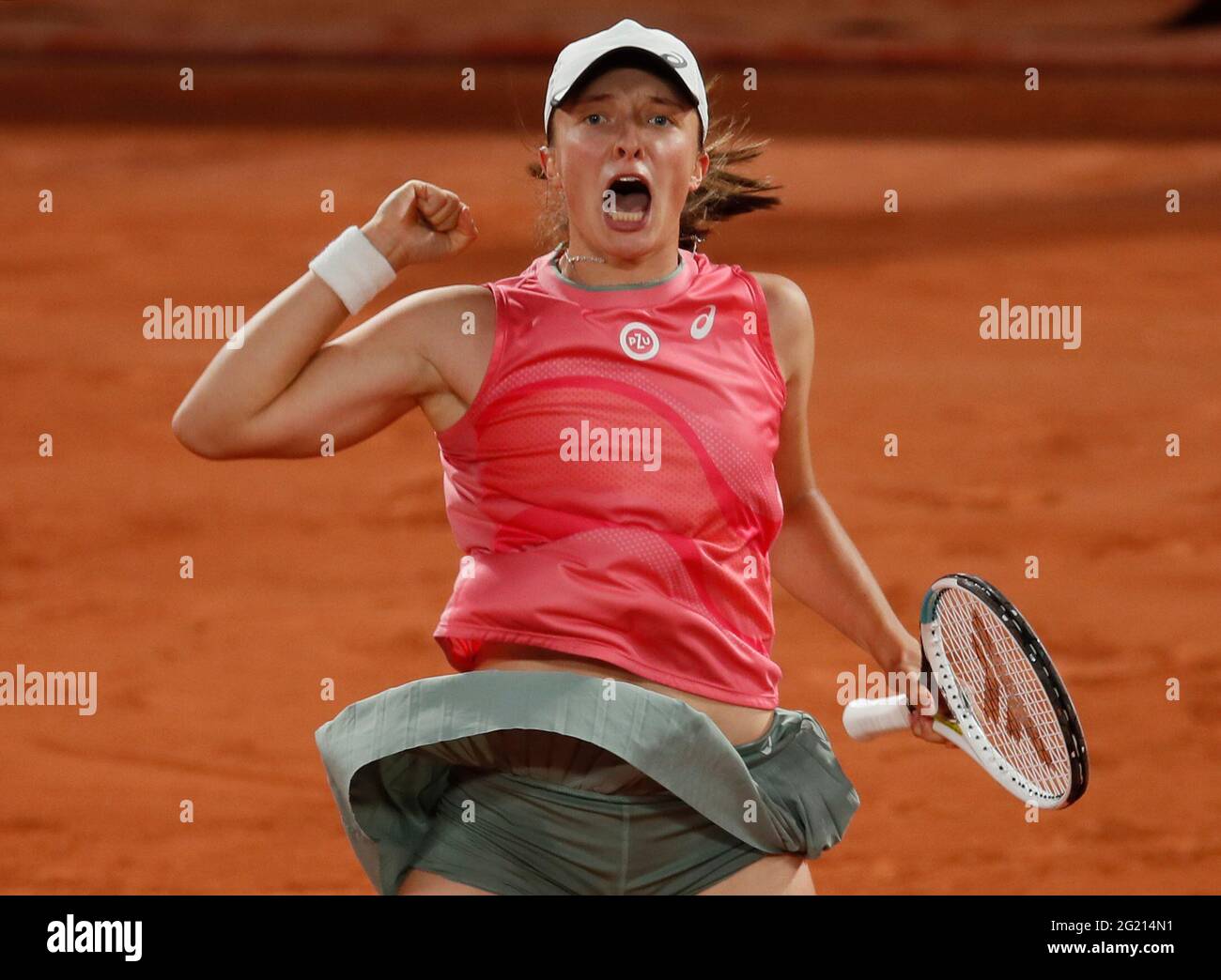 Tennis - French Open - Roland Garros, Parigi, Francia - 7 giugno 2021 la polacca IgA Swiatek celebra la vittoria della sua quarta partita contro la Ucraina Marta Kostyuk REUTERS/Gonzalo Fuentes Foto Stock