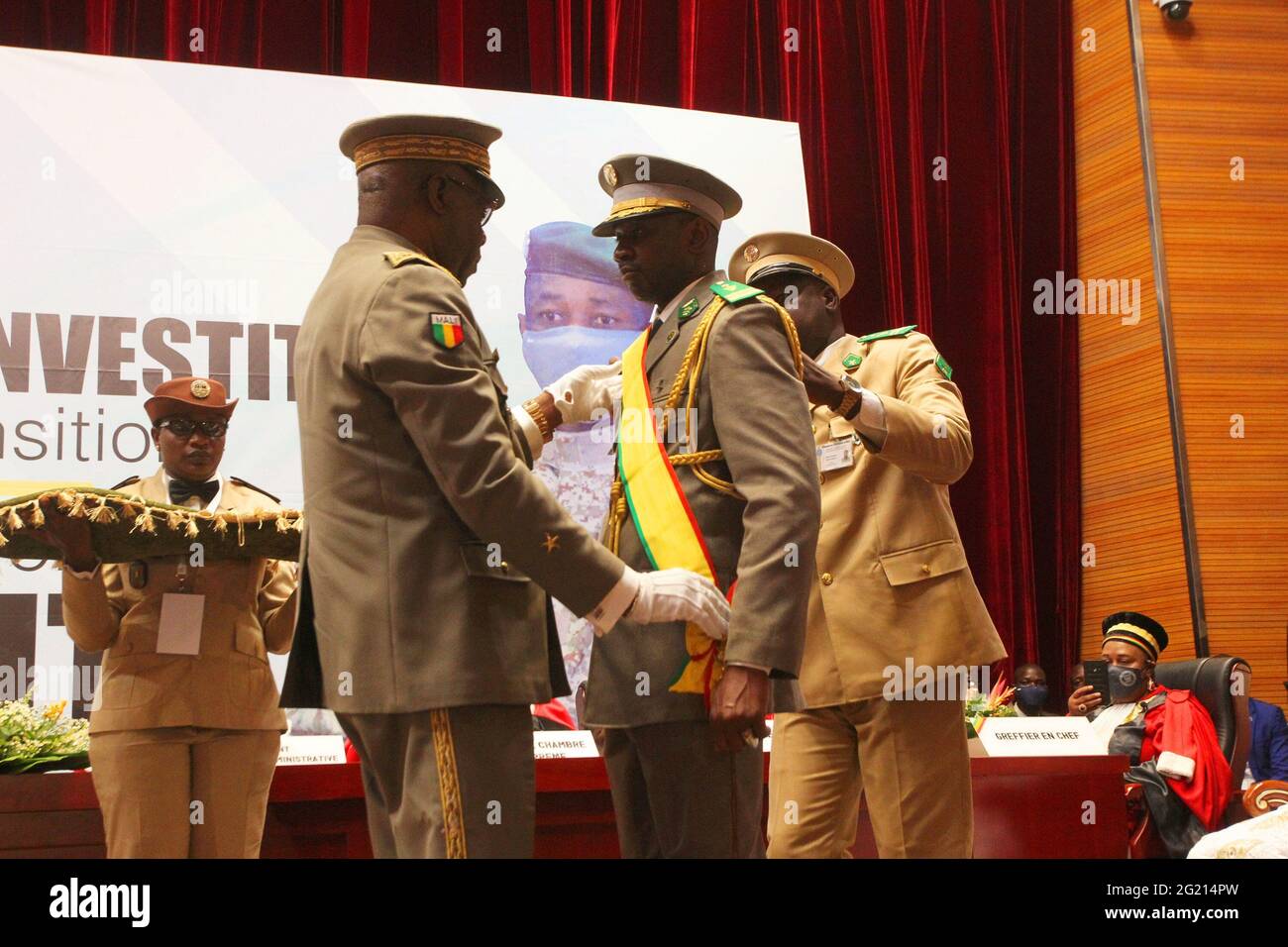 Bamako, Mali. 7 Giugno 2021. Assimi Goita (C, davanti) riceve il suo badge e nastro dopo essere stato giurato come presidente di transizione del Mali a Bamako, Mali, il 7 giugno 2021. Il colonnello Assimi Goita è stato ufficialmente giurato come presidente di transizione del Mali dalla Corte Suprema lunedì. Credit: Habib Kouyate/Xinhua/Alamy Live News Foto Stock