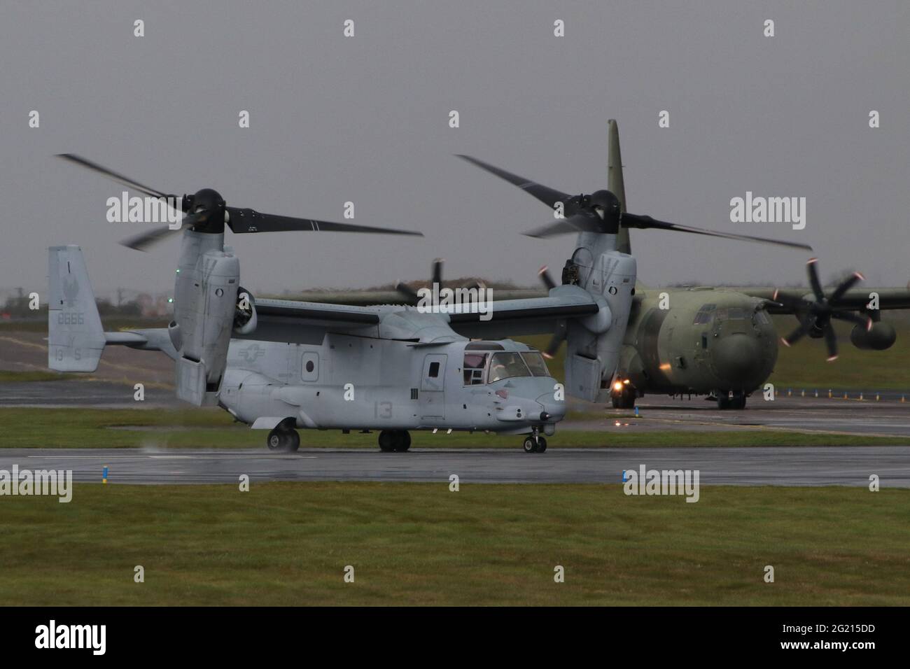 168666, un Bell Boeing MV-22B Osprey gestito dal corpo dei Marine degli Stati Uniti, con partenza dall'aeroporto internazionale di Prestwick in Ayrshire, Scozia. Foto Stock