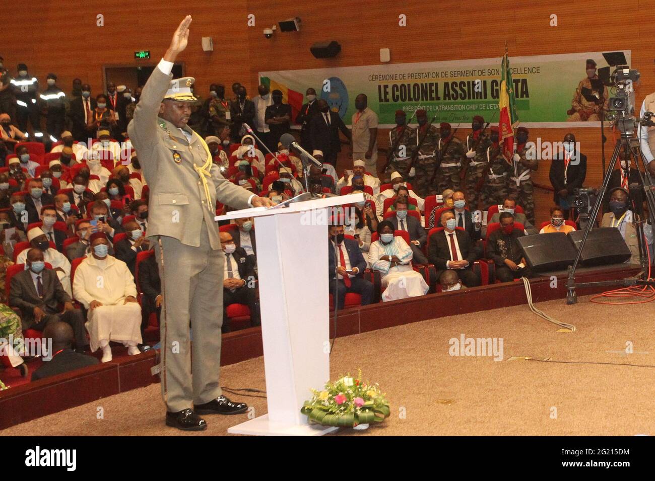 Bamako, Mali. 7 Giugno 2021. Assimi Goita (fronte) si veste di presidente di transizione del Mali a Bamako, Mali, il 7 giugno 2021. Il colonnello Assimi Goita è stato ufficialmente giurato come presidente di transizione del Mali dalla Corte Suprema lunedì. Credit: Habib Kouyate/Xinhua/Alamy Live News Foto Stock