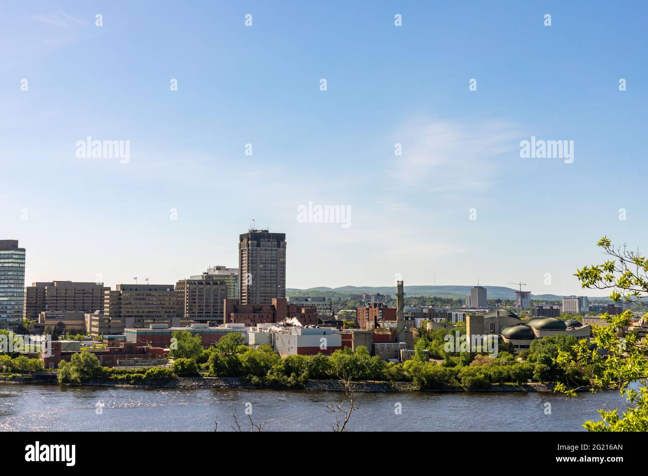 Canada, Ottawa - 23 maggio 2021: Vista panoramica del fiume Ottawa e Gatineau città di Quebec in Canada dalla collina in una giornata estiva di sole Foto Stock