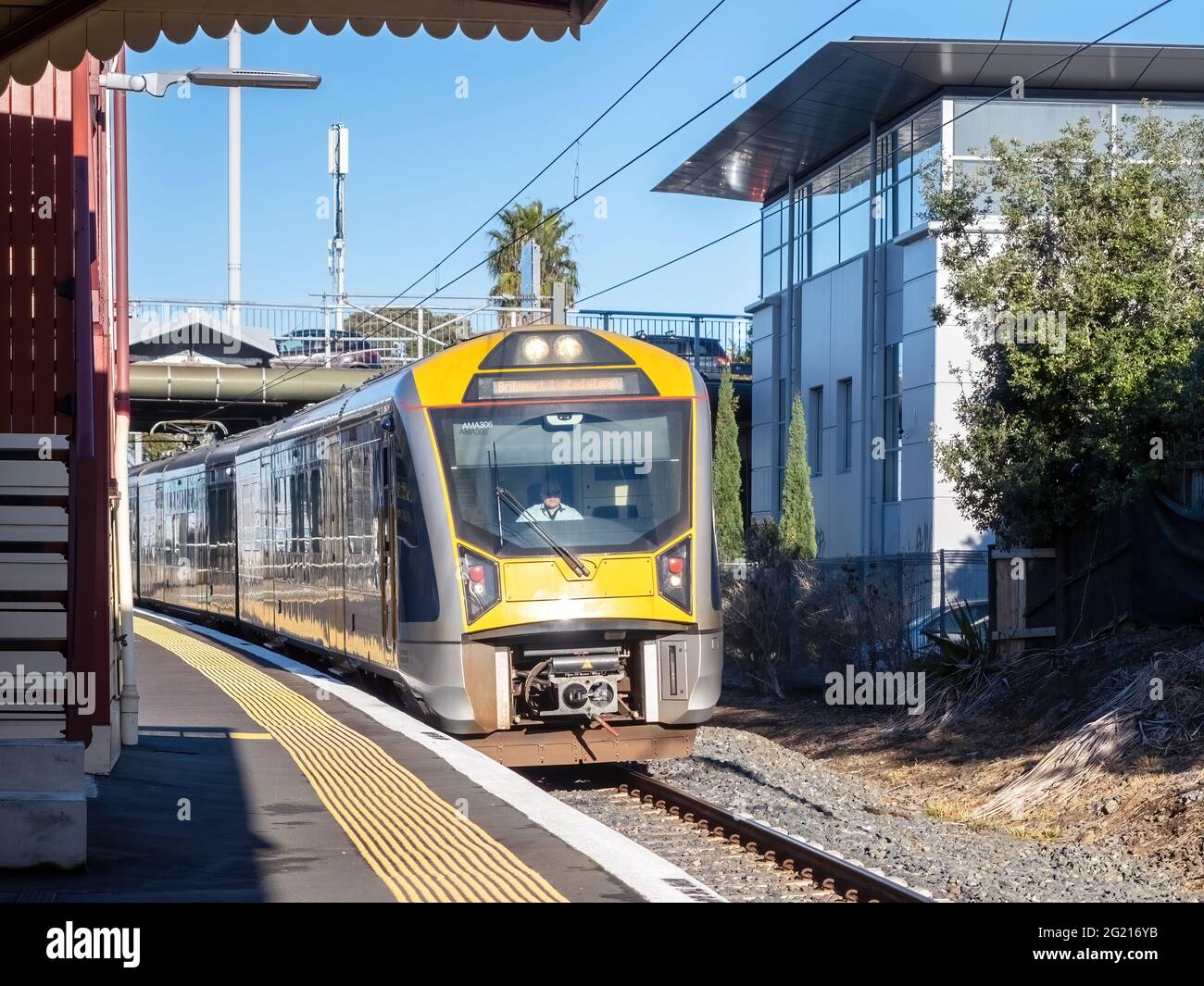 AUCKLAND, NUOVA ZELANDA - 01 giu 2021: Vista del treno elettrico di Auckland Transport alla stazione di Remuera. Auckland, Nuova Zelanda - 1 giugno 2021 Foto Stock