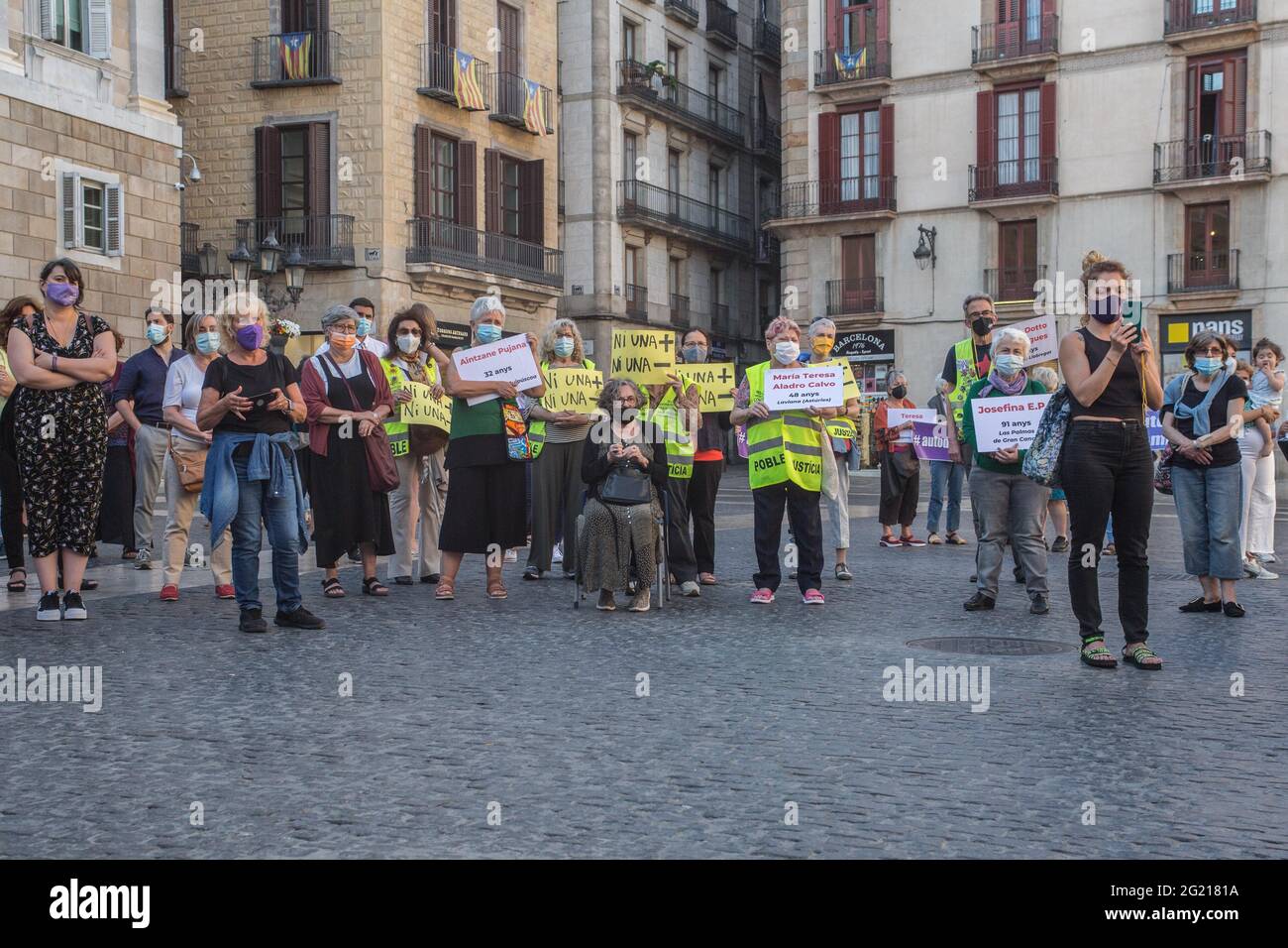 Barcellona, Spagna. 07 giugno 2021. I manifestanti si riuniscono per tenere cartelli durante la dimostrazione.la piattaforma unitaria contro la violenza di genere della Catalogna ha indetto a Barcellona una manifestazione contro gli omicidi dei sesistenti. Secondo l'entità, nelle ultime settimane in Spagna ci sono stati 10 omicidi, con una media di uno ogni due giorni. (Foto di Thiago Prudencio/SOPA Images/Sipa USA) Credit: Sipa USA/Alamy Live News Foto Stock