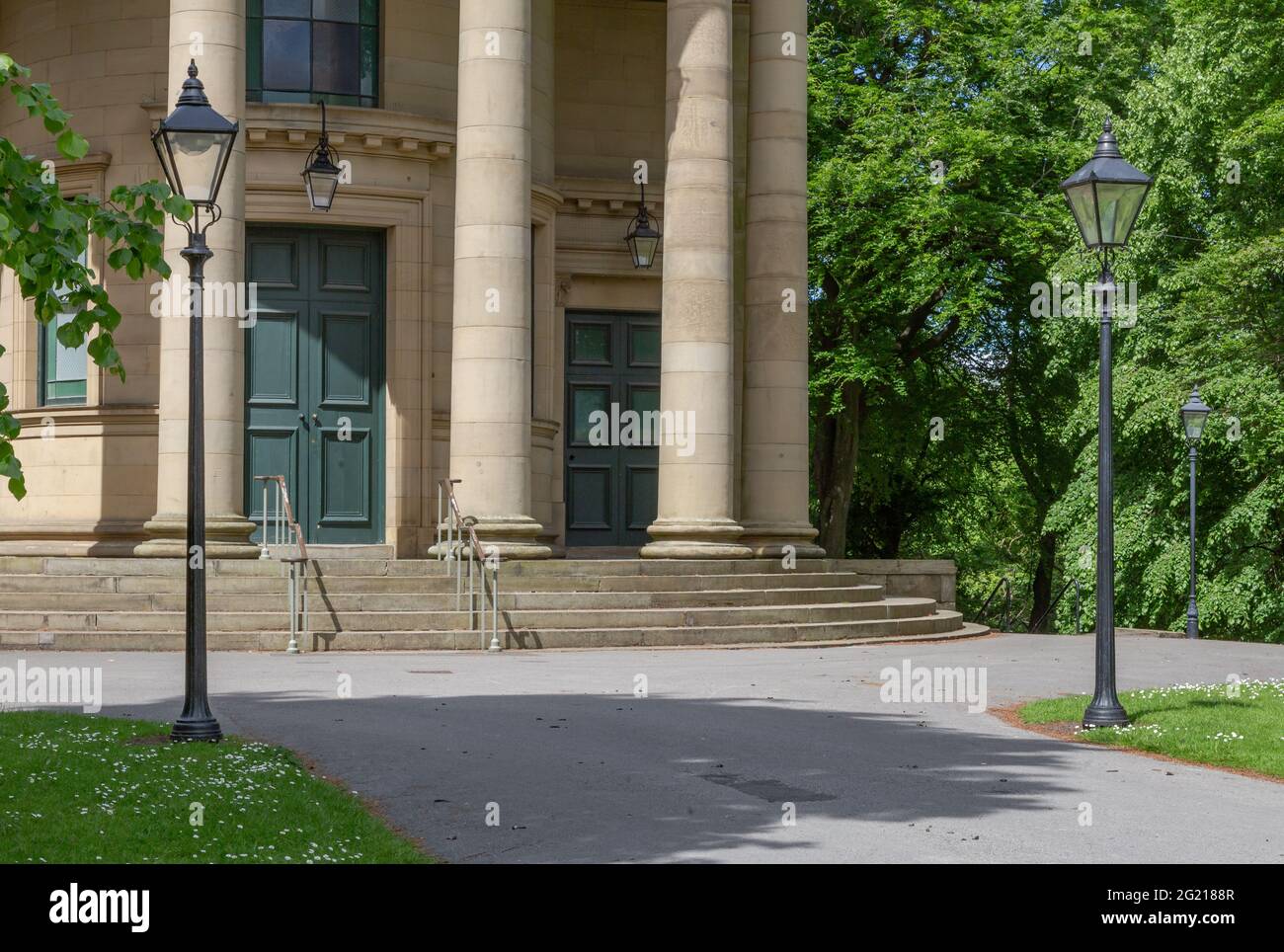 L'ingresso alla Chiesa Unita riformata, Saltaire. Mostra l'architettura religiosa italiana e le colonne corinzie intatte. Foto Stock