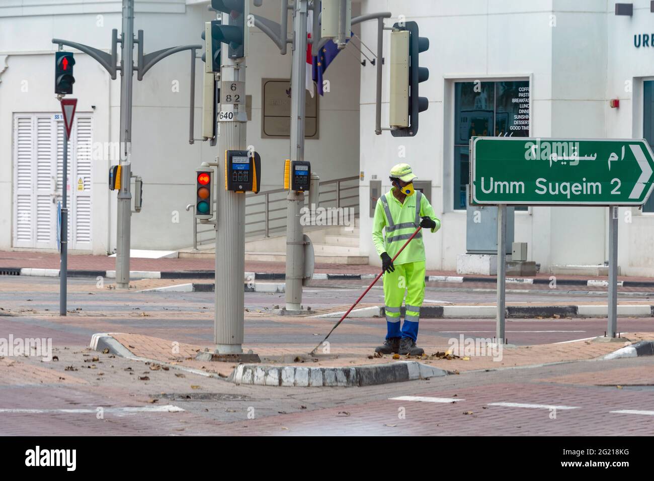 Lavoratore della municipalità di Dubai in servizio durante il blocco Covid-19. Foto Stock