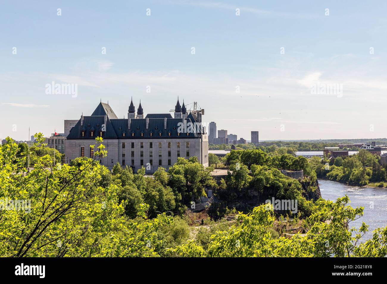 Canada, Ottawa - 23 maggio 2021: Vista panoramica del fiume Ottawa e della Corte Suprema del Canada dalla collina in una giornata estiva soleggiata. Foto Stock