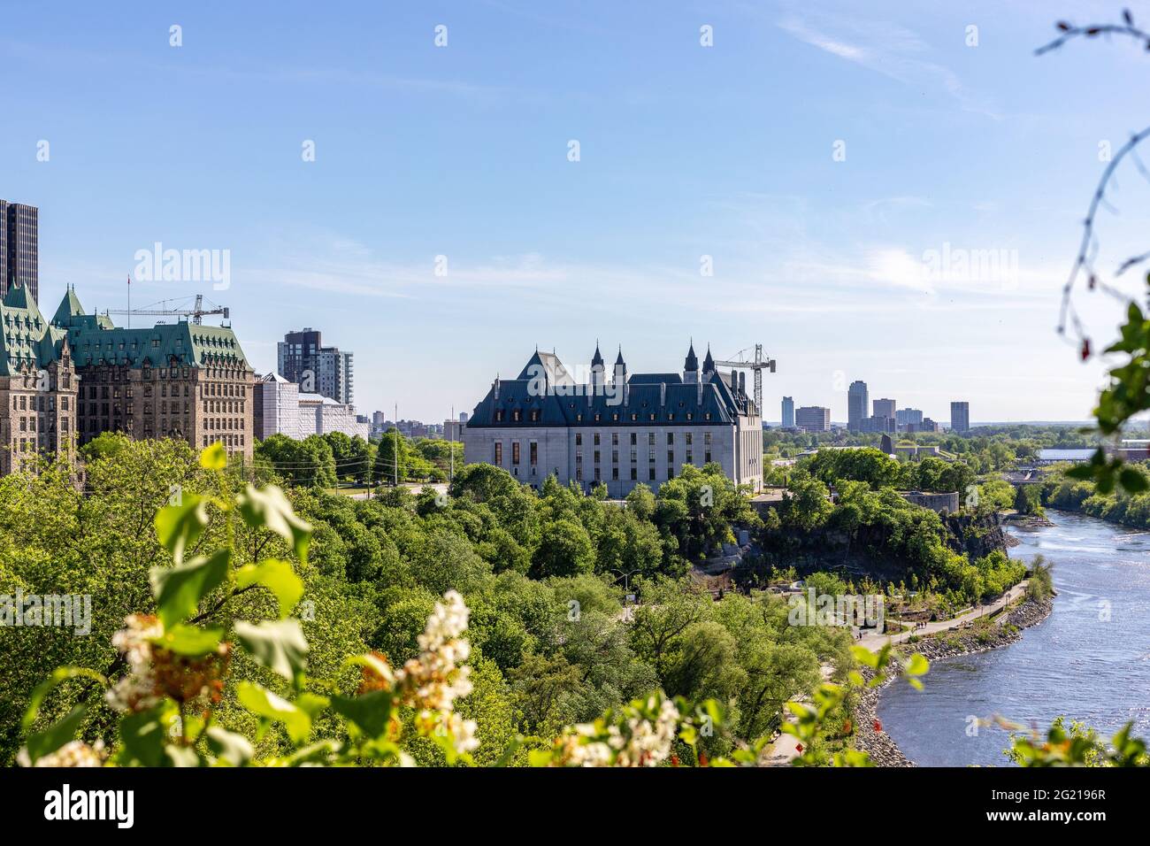 Canada, Ottawa - 23 maggio 2021: Vista panoramica del fiume Ottawa e della Corte Suprema del Canada dalla collina in una giornata estiva soleggiata. Foto Stock