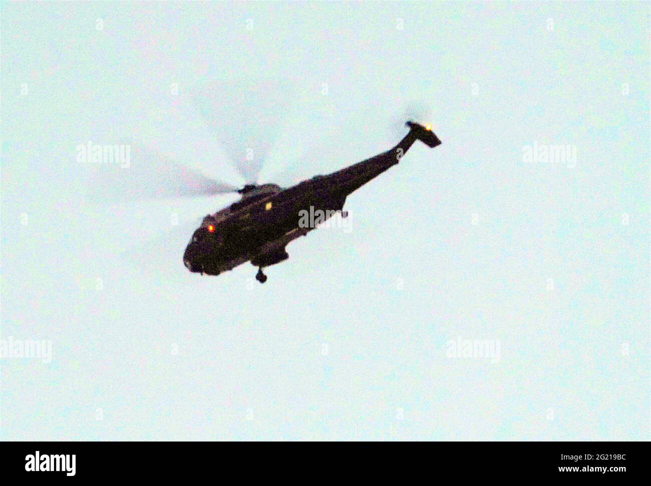 Newquay UK, Cornwall Airport, presidenti degli Stati Uniti due elicotteri marini (Sikorsky VH-30) hanno visto volare per la prima volta. I due elicotteri sono arrivati oggi su US C14 Globemaster Aircraft per Cornwall Cullrose Naval Air Station. Visto qui su un volo notturno dall'aeroporto di Cornwall in direzione di Carbis Bay. 7 giugno 2021. Credit: Robert Taylor/Alamy Live News Foto Stock