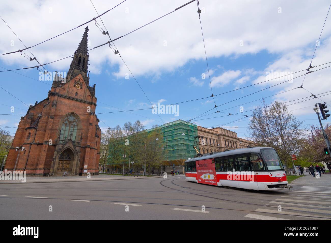 Brno, Repubblica Ceca - Maggio 01,2017: Tram rosso moderno che passa di fronte alla Chiesa Rossa (Chiesa evangelica di Jan Amos Comenius) a Brno, Moravia del Sud Foto Stock
