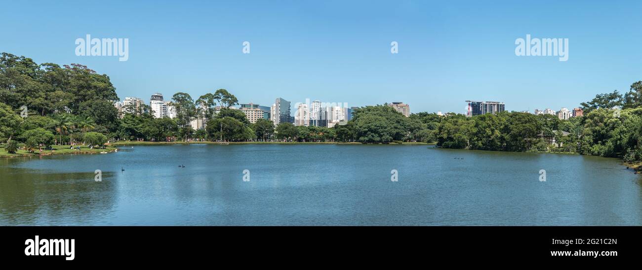 Panoramica del Parco Ibirapuera in una giornata estiva, Sao Paulo, SP Brasile persone non sono liberati. Foto Stock