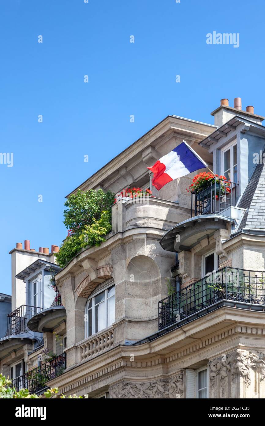 Bastille Day bandiera francese, sul balcone appartamento nel 12 ° arrondissement, Parigi, Francia Foto Stock
