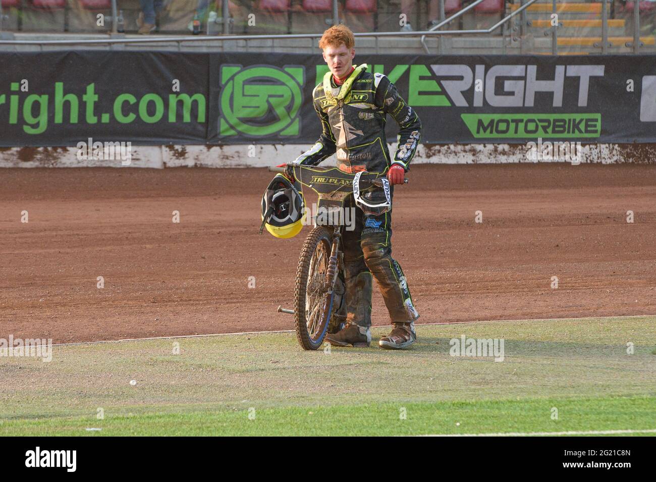 MANCHESTER, REGNO UNITO. IL 7 GIUGNO Anders Rowe tira fuori dal caldo con problemi di motore durante la partita di SGB Premiership tra Belle Vue Aces e Ipswich Witches al National Speedway Stadium di Manchester, lunedì 7 giugno 2021. (Credit: Ian Charles | MI News) Credit: MI News & Sport /Alamy Live News Foto Stock