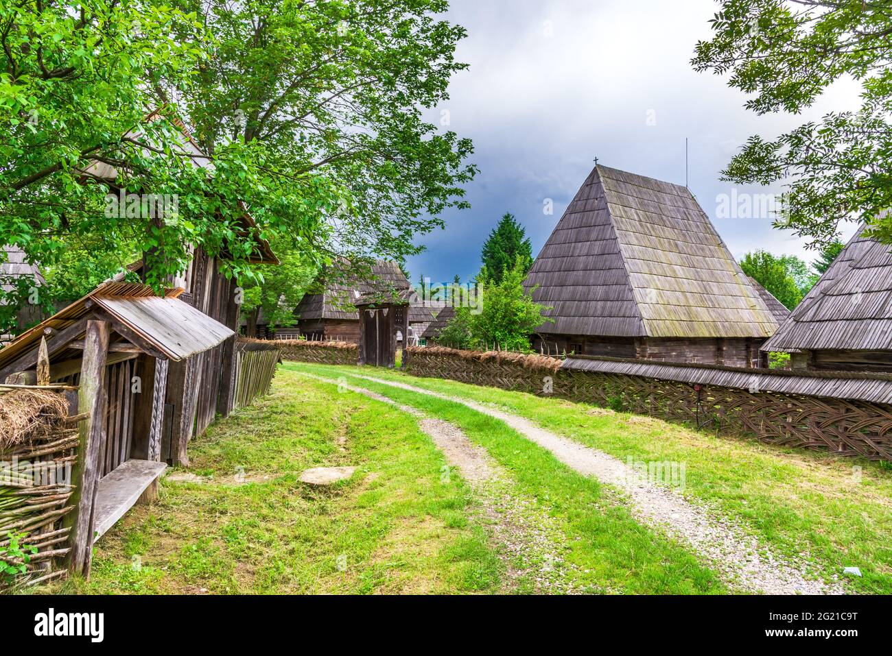 Sighetu Marmatiei, Romania. Vecchio villaggio in Maramures, rumeno tradizionale stile architettonico, la vita in campagna. Foto Stock