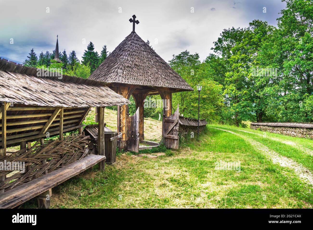 Maramures, Romania. Antico villaggio Sighetu Marmatiei in Transilvaina, stile architettonico tradizionale rumeno, vita in campagna. Foto Stock