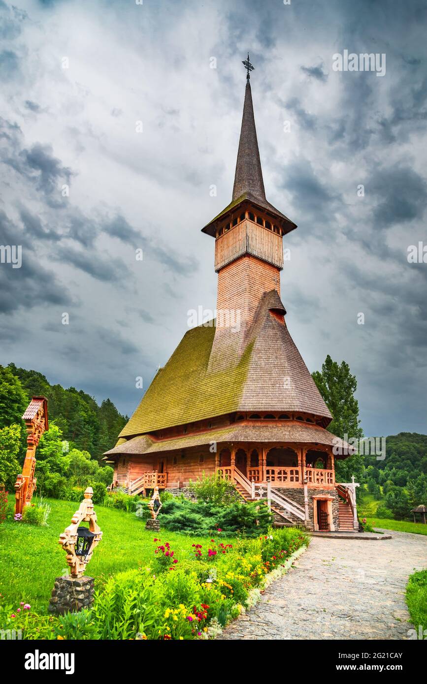 Maramures, Romania - Chiesa in legno del monastero di Barsana, architettura tradizionale in legno in Transilvania. Foto Stock