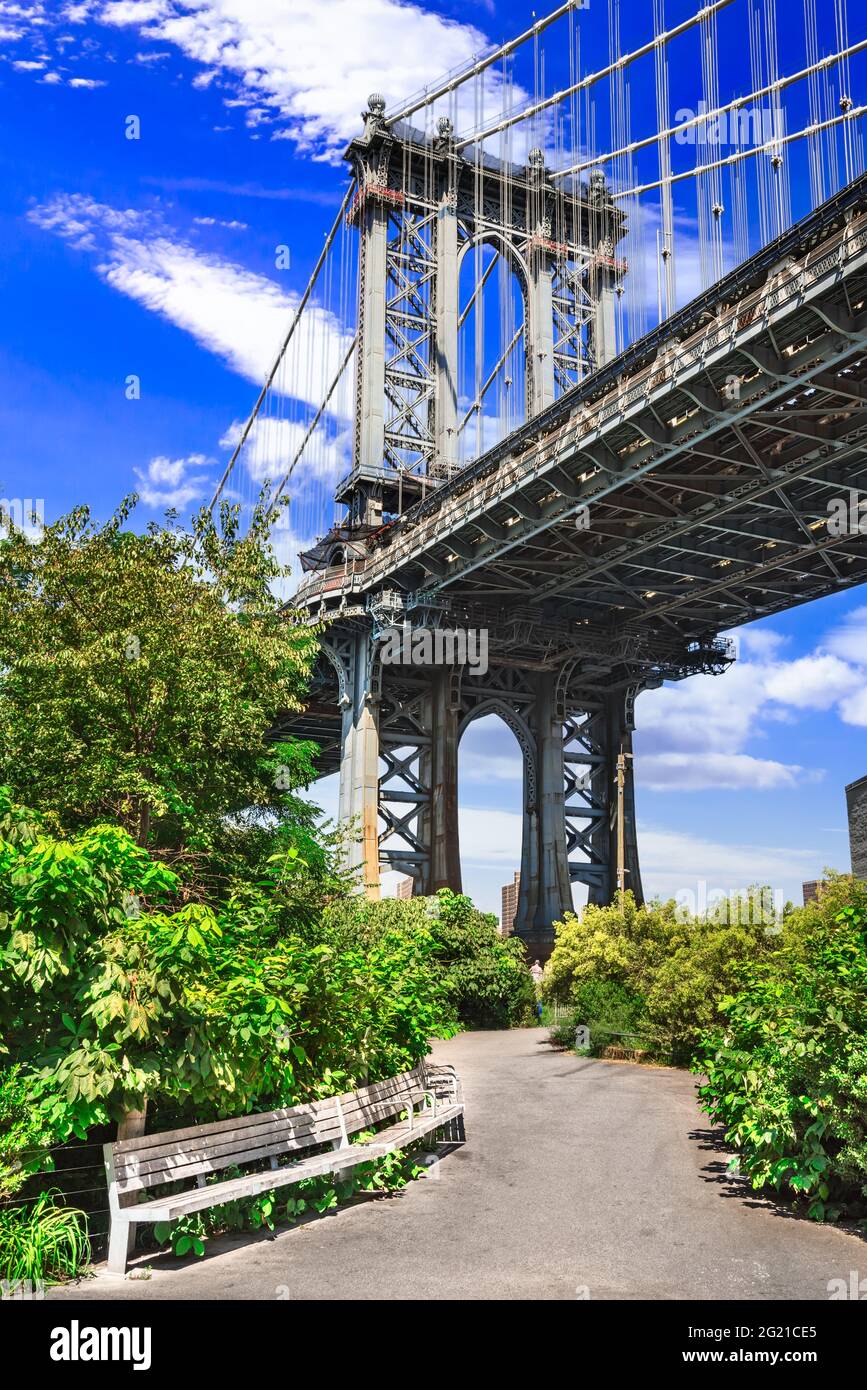 New York City, Stati Uniti. Brooklyn vecchi edifici e Washington Bridge a Dumbo. Foto Stock
