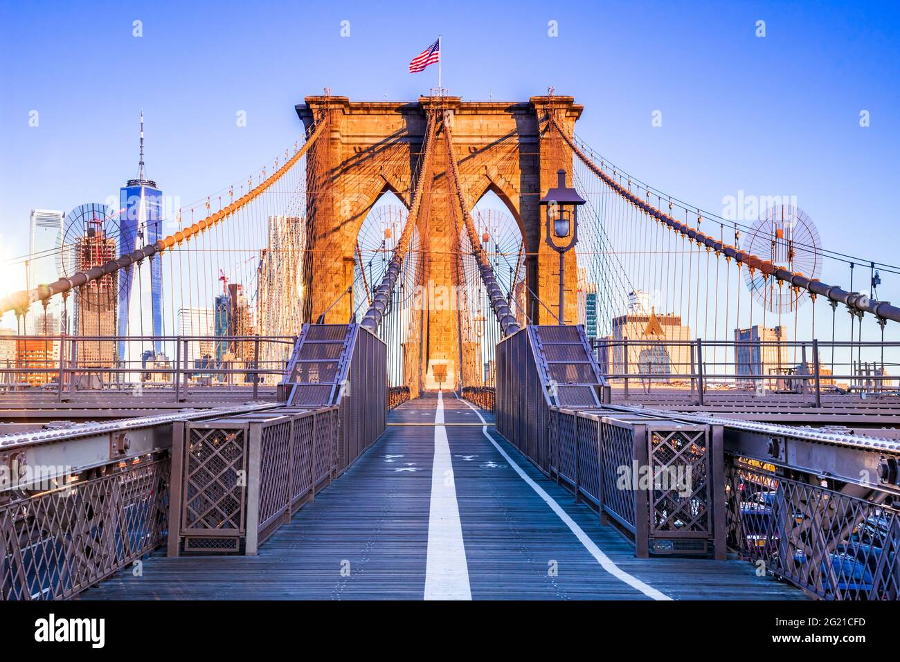 New York City, Brooklyn. L'alba dello skyline di Manhattan e il Ponte di Brooklyn, Stati Uniti d'America. Foto Stock