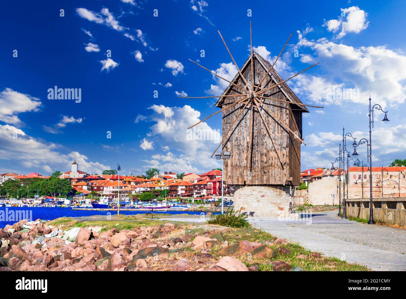 Nesebar, Bulgaria. Antico mulino a vento nella città antica di Nessebar. Una delle principali città di mare sulla costa bulgara del Mar Nero Foto Stock