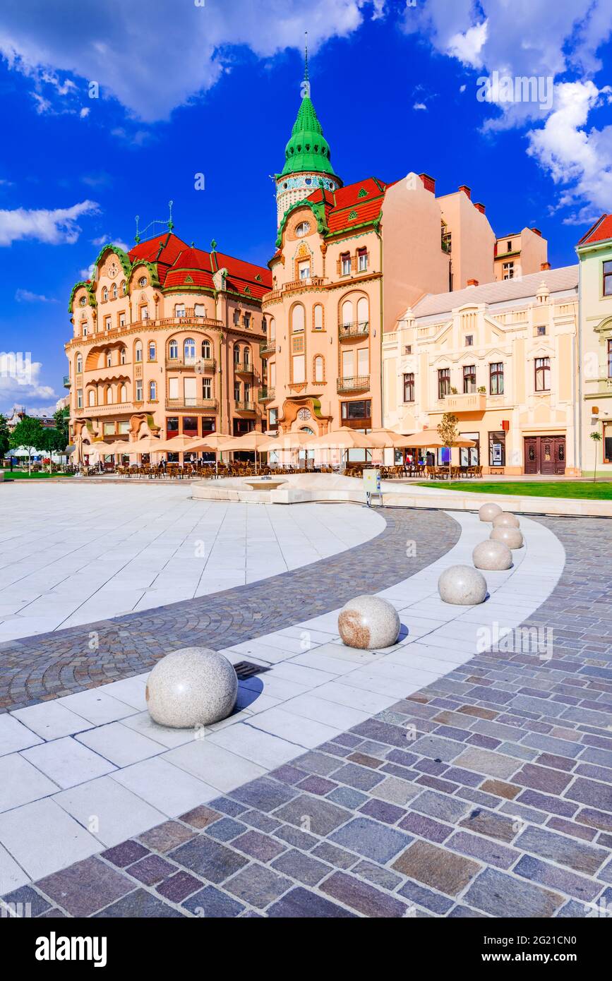Oradea, Crisana. Piazza dell'Unione nella Transilvania occidentale, Romania. Luogo estivo di viaggio del sole. Foto Stock