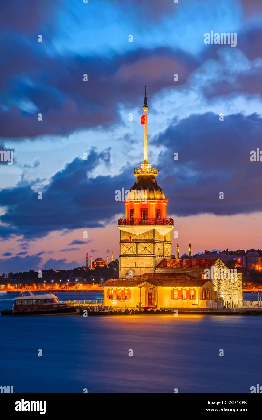 Istanbul, Turchia. Tramonto panoramico al crepuscolo sul Bosforo con la famosa Torre di Maiden (Kiz Kulesi). Scenario turco viaggio sfondo. Foto Stock