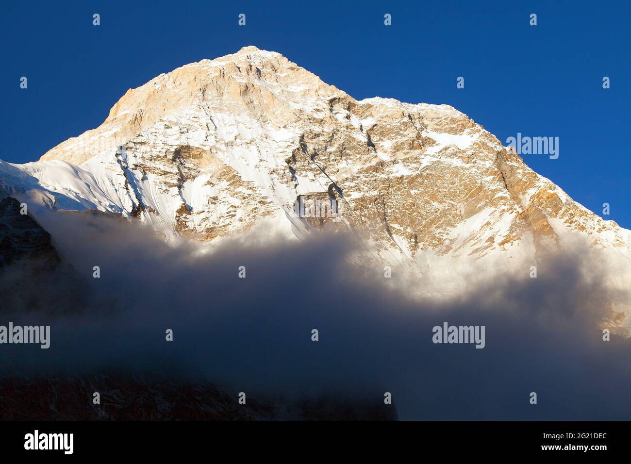 Monte Makalu con le nuvole, Nepal Himalaya montagne, Barun valle, vista serale Foto Stock