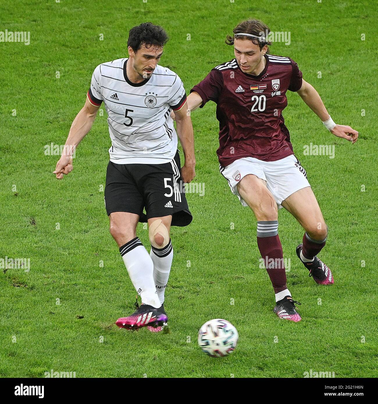 Dusseldorf, Germania. 7 Giugno 2021. Mats Hummels (L) della Germania vies con Roberts Uldrikis della Lettonia durante un amichevole incontro tra la Germania e la Lettonia a Dusseldorf, Germania, 7 giugno 2021. Credit: Ulrich Hufnagel/Xinhua/Alamy Live News Foto Stock