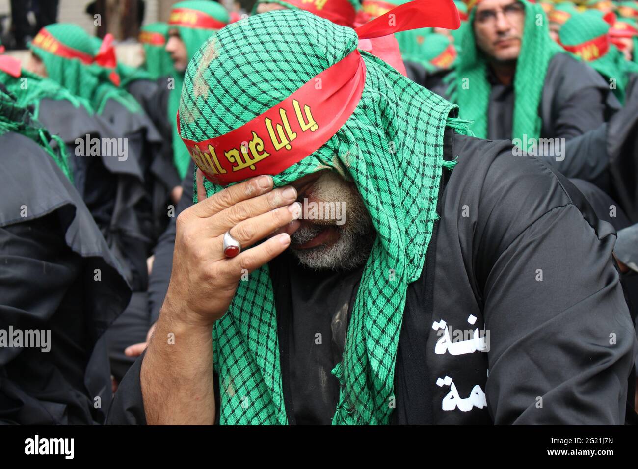 BEIRUT, LIBANO - 24 ottobre 2015: BEIRUT, LIBANO - 2015: Gli uomini ascoltano la calamità di Ashura prima dell'inizio della processione di Ashura organizzata da Hezboll Foto Stock