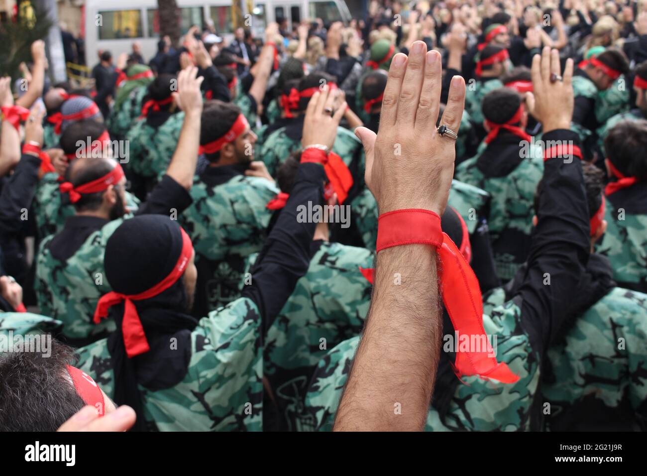 BEIRUT, LIBANO - 24 ottobre 2015: BEIRUT, LIBANO - 2015: Pubblico che chiama slogan durante la processione di Ashura. Hezbollah organizza una processione per marcare Foto Stock