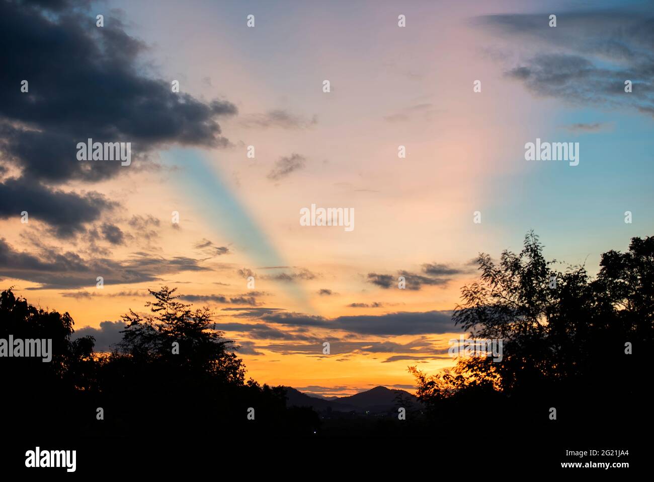 sky beautiful nature morning sunrise or sunset scenery red sky orange and blue clouds Foto Stock