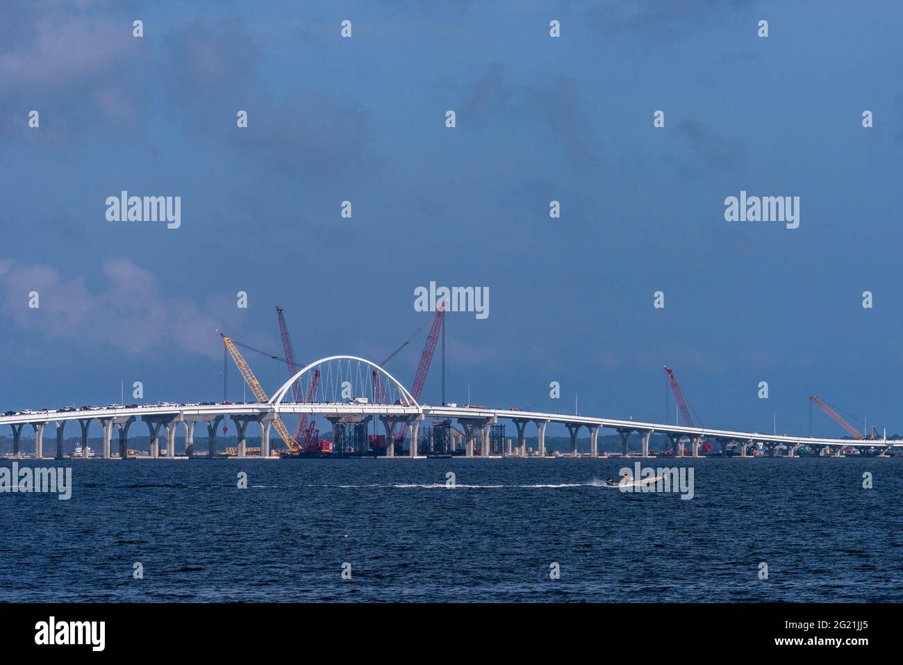 Dopo quasi otto mesi di riparazioni, il 7 giugno 2021 il traffico attraversa nuovamente il ponte della Baia di Pensacola. Il ponte è stato danneggiato dall'uragano SAL Foto Stock